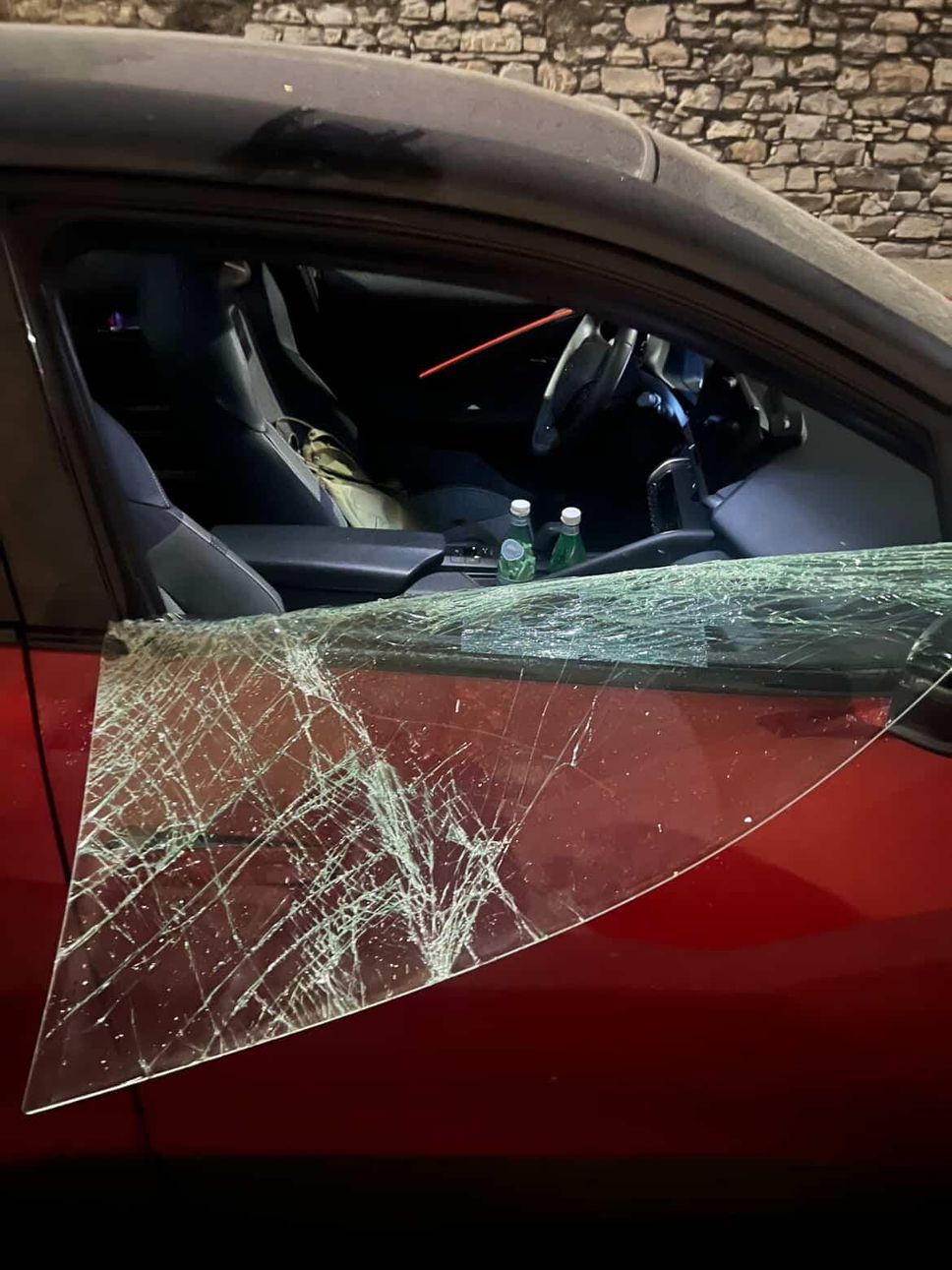 I danni alle auto in via Rezia