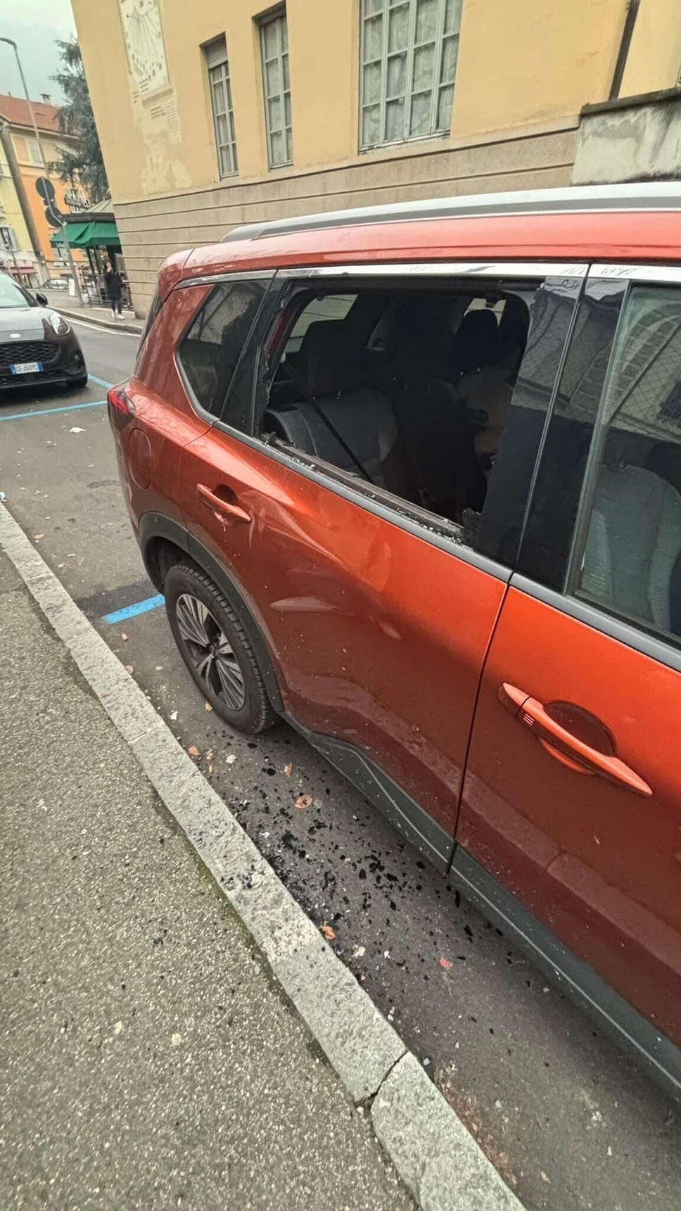 Un’altra vettura colpita