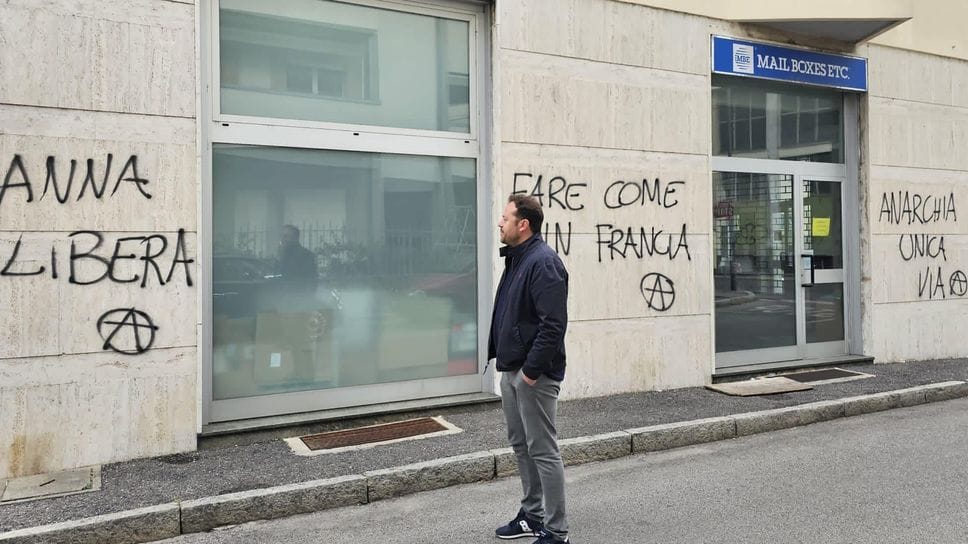 Il deputato leghista osserva le scritte anarchiche: era il 2023