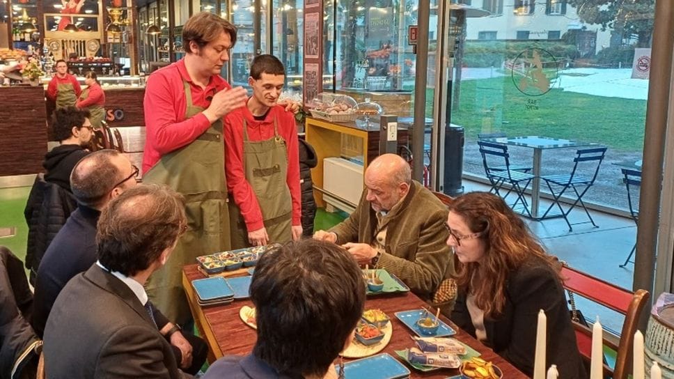 L’Anagramma bistrot qui durante una visita del ministro per le Disabilità Alessandra Locatelli (a destra con gli occhiali)