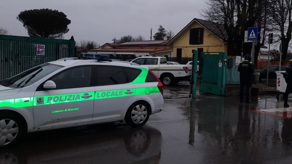 La polizia locale fuori dalla scuola media