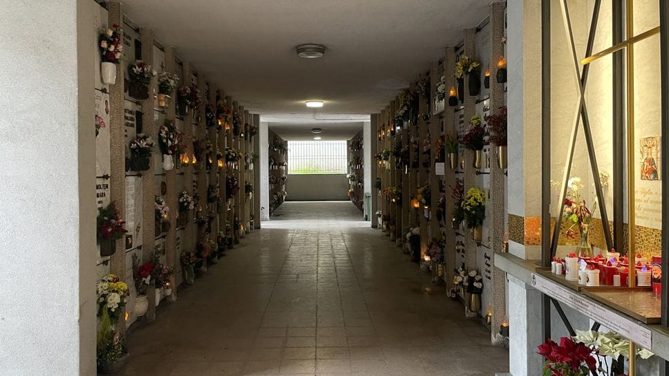 Il punto dove la rapinatrice ha preso la catena d’oro