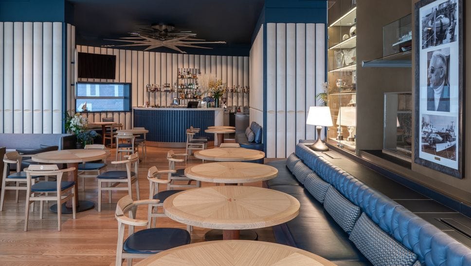 La sala del bar dello Yacht Club di viale Puecher