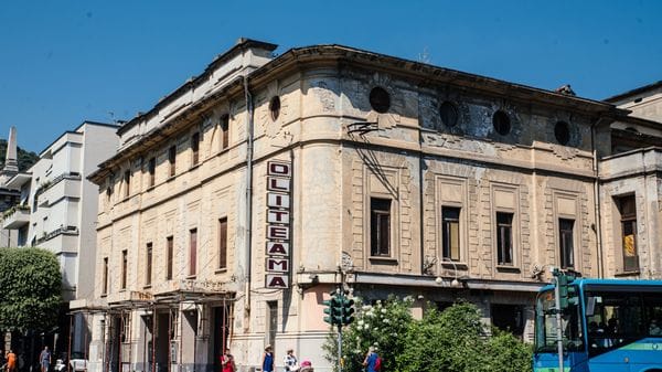 Asta deserta per il Politeama, i partiti si scatenano: «Superman? Promette e fallisce»