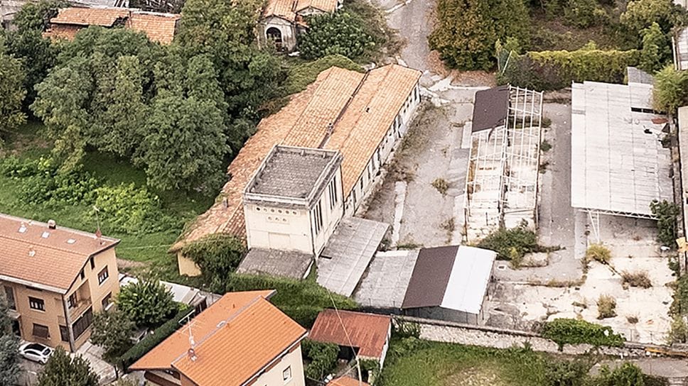 In centro a Erba arrivano le ruspe: al lavoro per abbattere l’ex Enel 