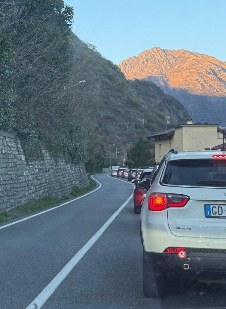 Sulla statale Regina «senza la rotonda, resta il problema»: frontalieri ancora in coda dopo il valico