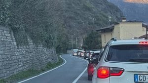 Sulla statale Regina «senza la rotonda, resta il problema»: frontalieri ancora in coda dopo il valico