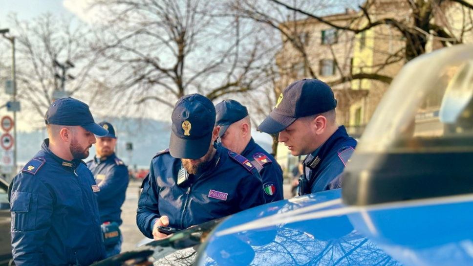 Danneggia la porta delle docce pubbliche e minaccia la custode: 23enne denunciato