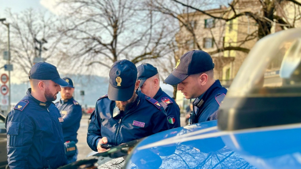 Danneggia la porta delle docce pubbliche e minaccia la custode: 23enne denunciato