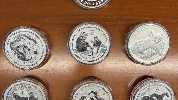 Fermato al confine con monete d’argento australiane: non le aveva dichiarate