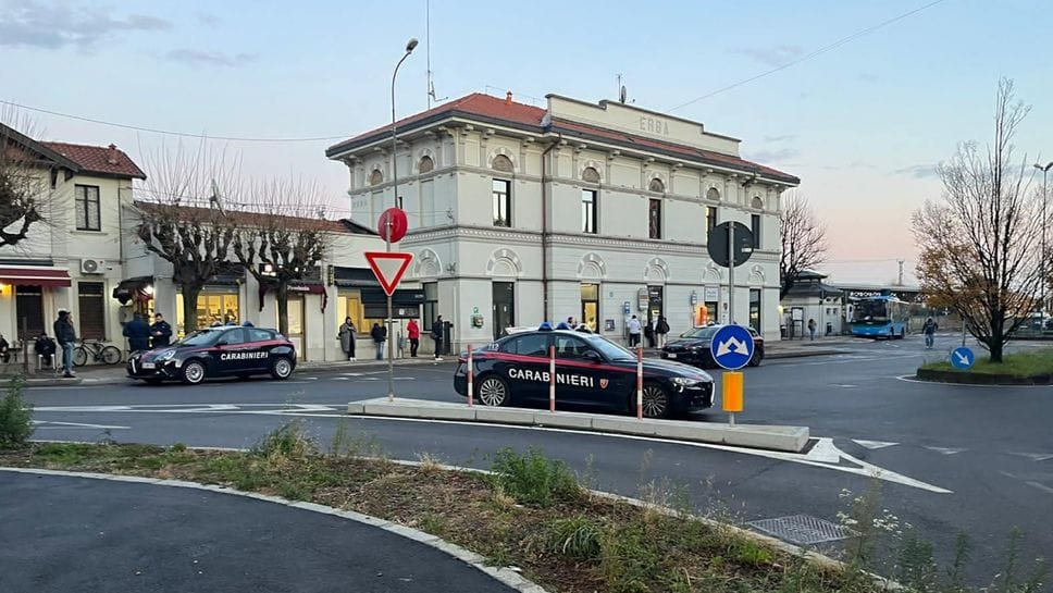 Piazza Padania, ragazzo ferito a terra: «Mi hanno accoltellato a Molteno»