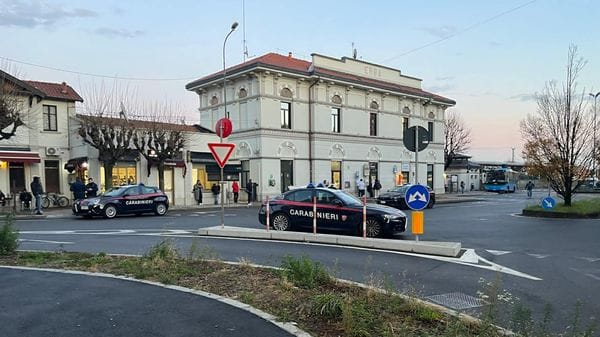 Piazza Padania, ragazzo ferito a terra: «Mi hanno accoltellato a Molteno»
