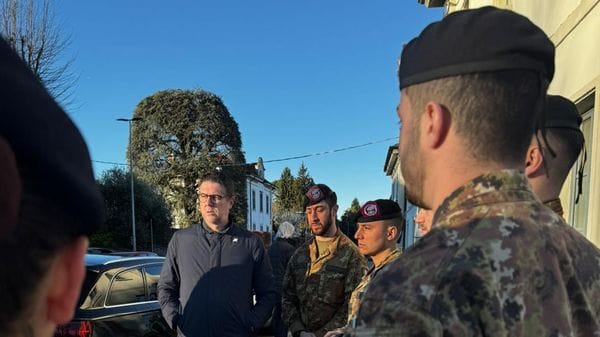 «Più sicurezza per la gente di Fino». Primo giorno dell’esercito in stazione