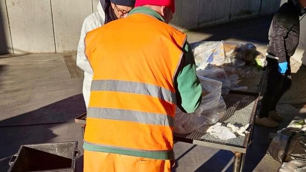 Rifiuti, stop ai sacchi senza chip: «D’ora in poi non si ritirano più»