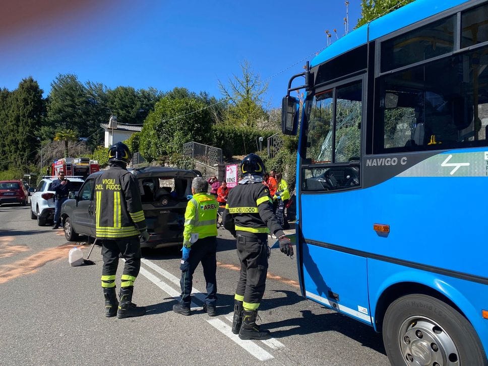 Scontro in via Varesina, coinvolto anche un bus: traffico intenso