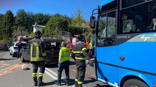 Scontro in via Varesina, coinvolto anche un bus: traffico intenso