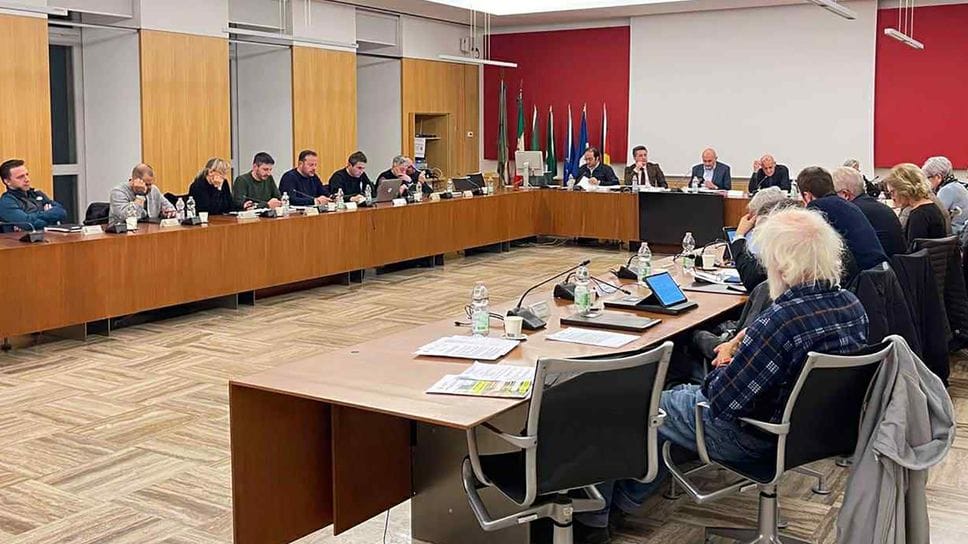Una riunione del Consiglio comunale di Erba