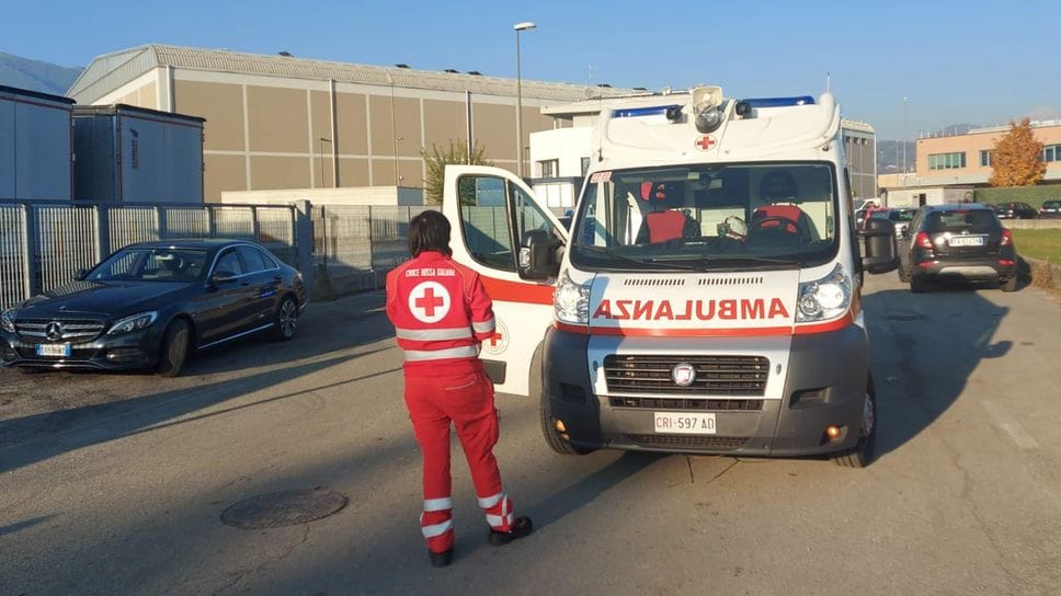 I soccorsi alla ragazza  dopo l’aggressione con l’acido il 21 novembre del 2023