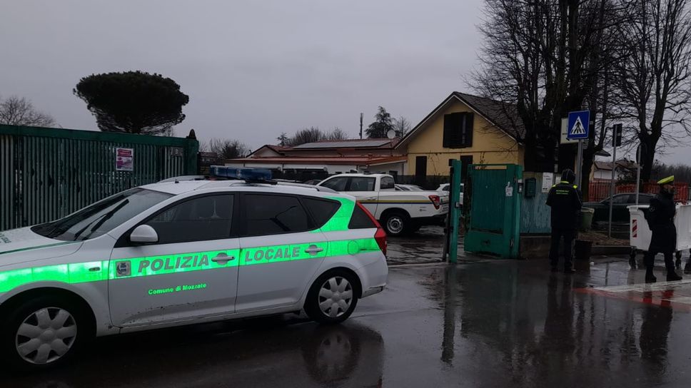 La polizia locale fuori dalla scuola media