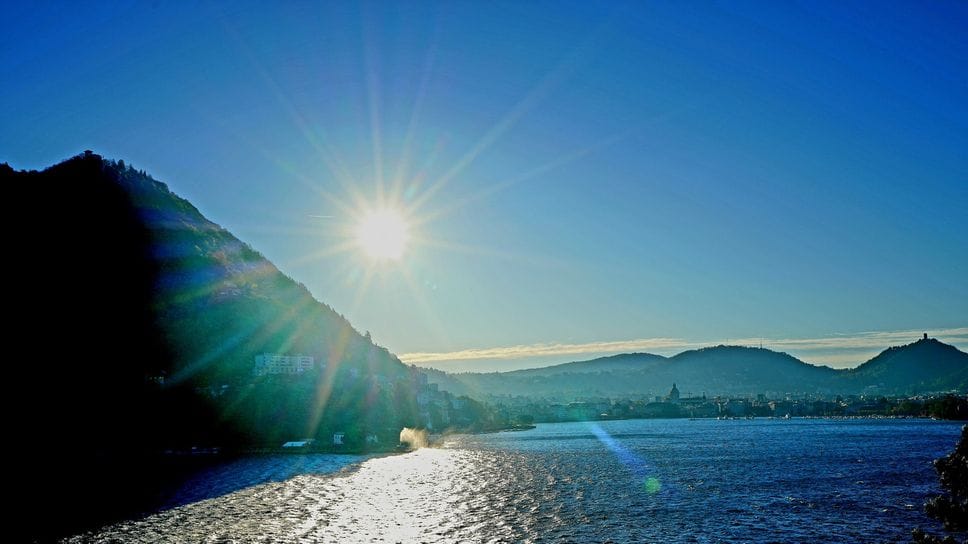 Il sole si specchia sul lago
