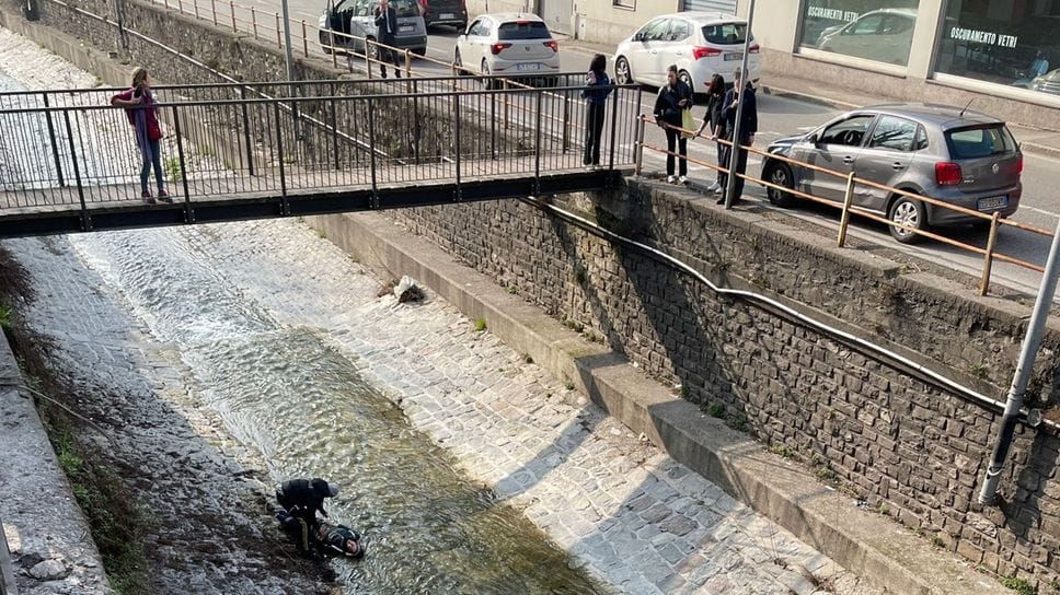 Il giovane accanto alla donna prima dell’arrivo dei soccorritori