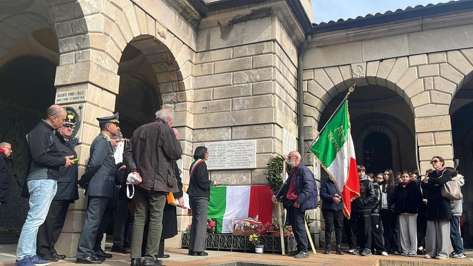 Oggi, venerdì 6 marzo, la cerimonia per commemorare l’82esimo anniversario della deportazione degli operai comaschi e inaugurare la nuova targa