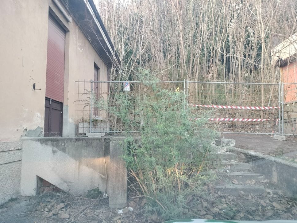 Le barriere posizionate a ridosso delle aree naturali per impedire il passaggio degli animali