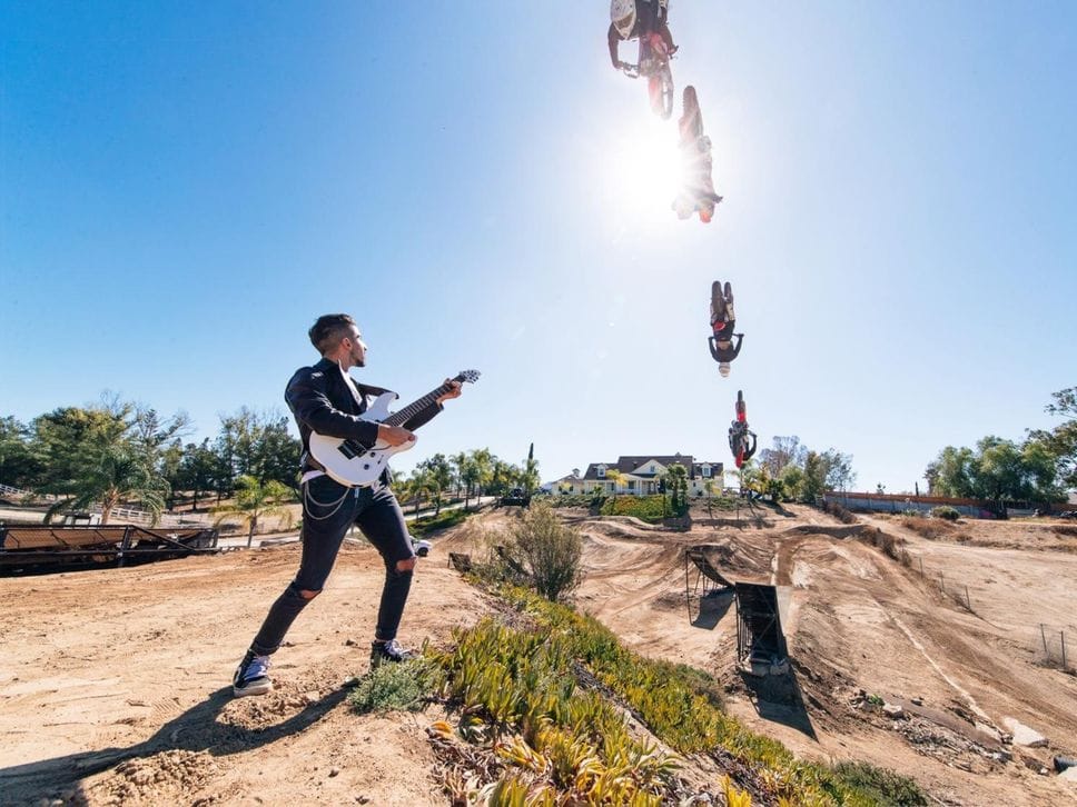 Maceroni suona  a un evento di cross