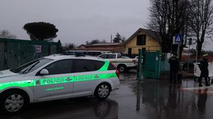La polizia locale fuori dalla scuola media