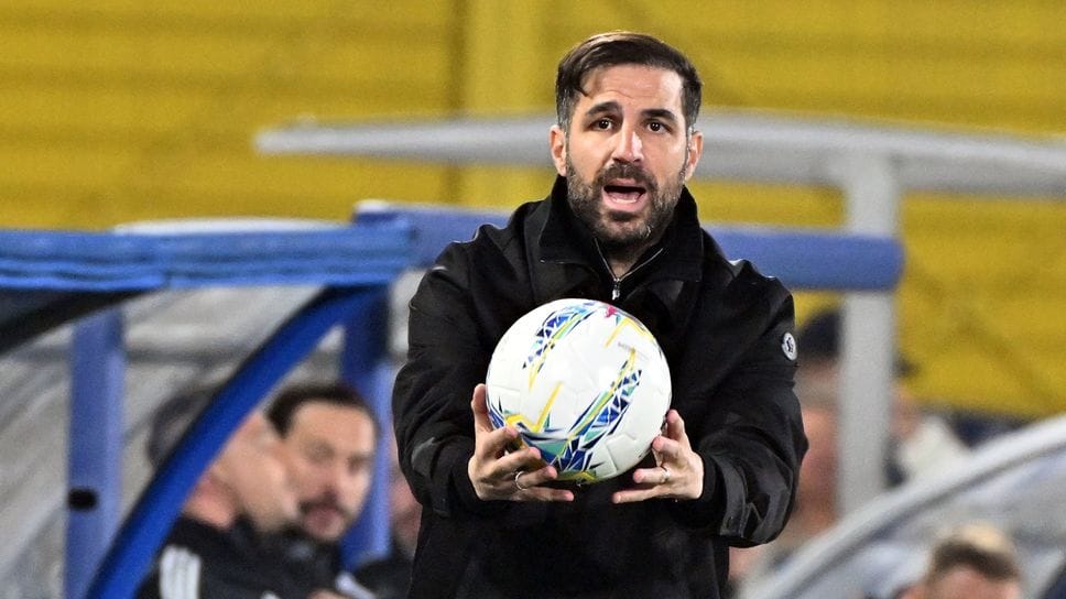 Caqueret contrastato da Carlos Augusto durante l’andata della semifinale di Coppa Italia giocata martedì sera a Como. Sopra: Cesc Fabregas nella stessa partita