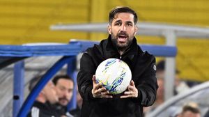 Caqueret contrastato da Carlos Augusto durante l’andata della semifinale di Coppa Italia giocata martedì sera a Como. Sopra: Cesc Fabregas nella stessa partita