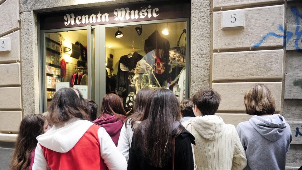 Como: persone in coda davanti al negozio di Renata Morselli nel 2012