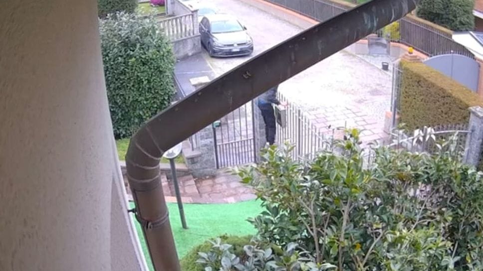 Il momento in cui il ladro prova a scavalcare la recinzione di una proprietà privata