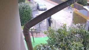 Il momento in cui il ladro prova a scavalcare la recinzione di una proprietà privata