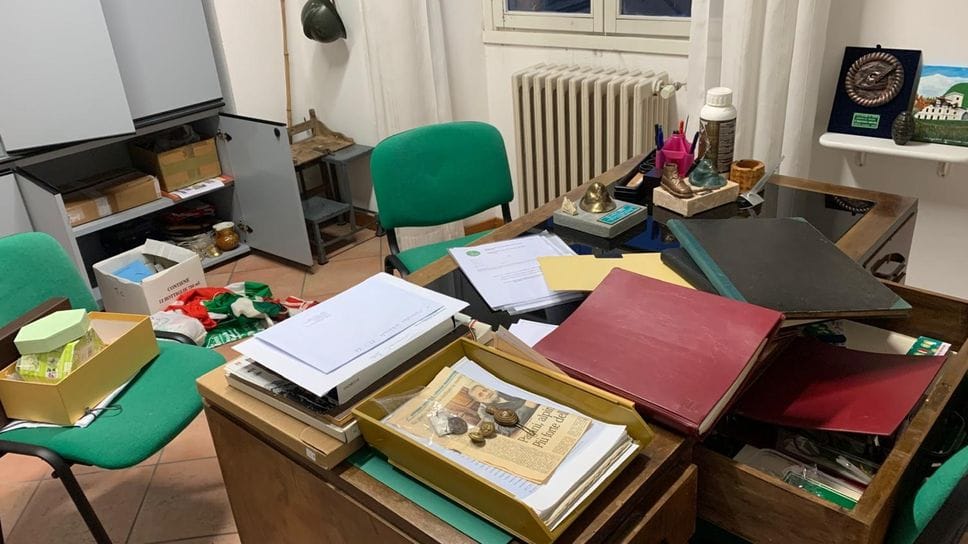 I ladri hanno rovistato ovunque nella sede degli alpini in cerca di soldi