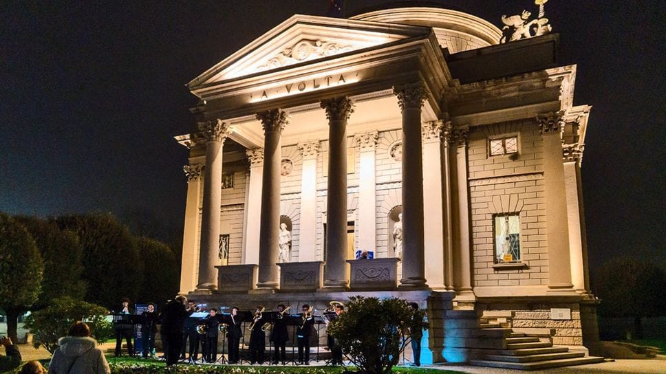 Nuova luce da ieri sera per il Tempio Voltiano: avviato il percorso verso il bicentenario voltiano (Foto Cusa)