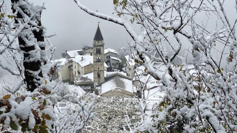 Un’immagine del Comune di Montagna in Valtellina sotto la neve