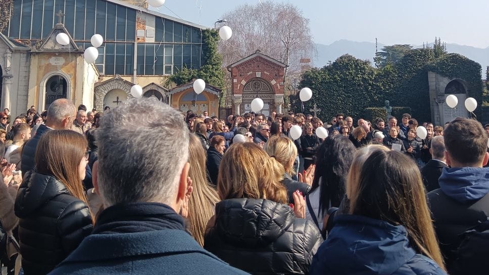 I palloncini bianchi liberati in cielo al cimitero