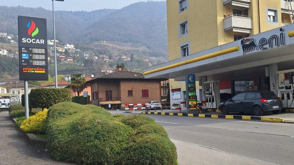 I prezzi di un distributore vicino alla dogana di Pizzamiglio