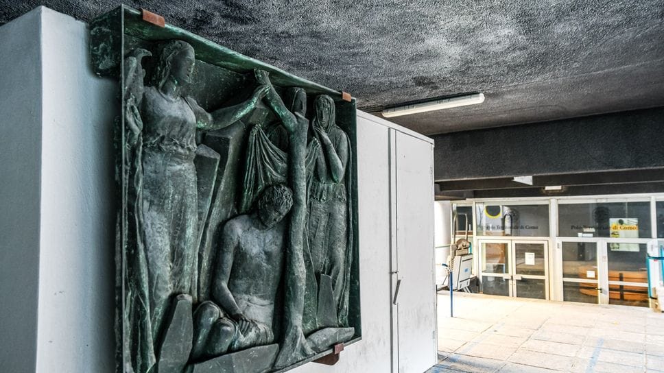 L’opera è del 1930. Accanto, le condizioni in cui è conservata oggi