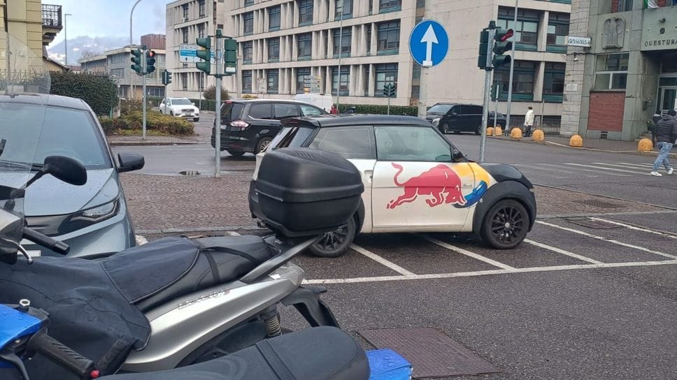 Una minicar posteggiata in modo irregolare negli stalli delle moto di fronte alla Questura