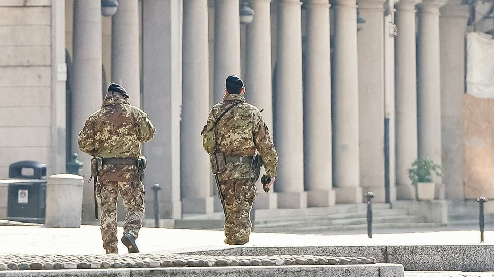 Como militari dell’esercito di pattuglia in piazza