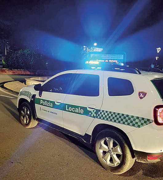 Uno dei pattugliamenti serali della polizia locale di Lomazzo
