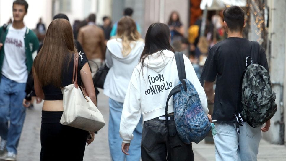 Ragazzi all’ingresso del liceo Volta di Como i