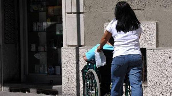 Fino Mornasco, badante deruba anziana. Condannata a 14 mesi