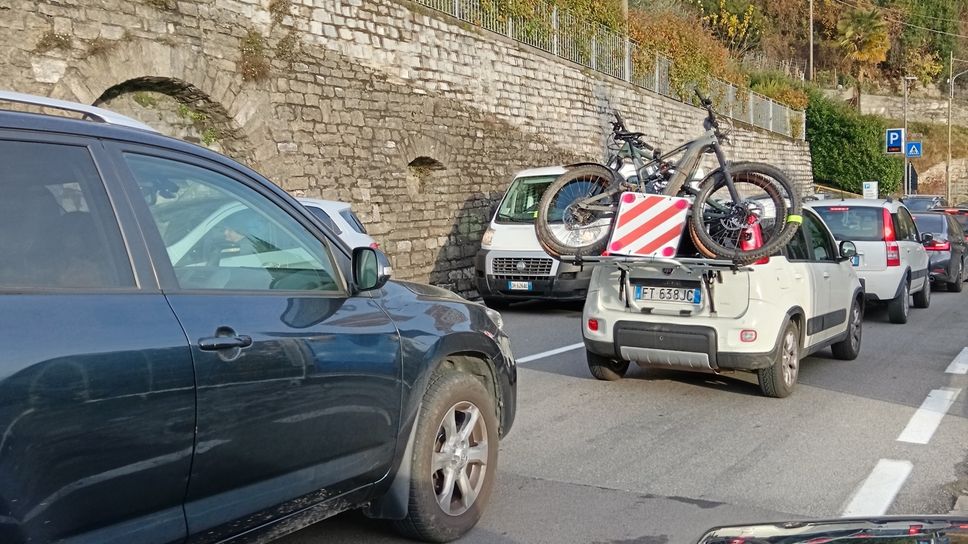 Ossuccio, sul campo tre “soluzioni” per ridurre il caos lungo la Regina