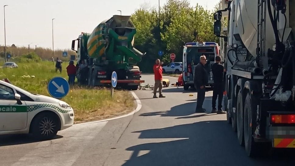 Ancora un incidente sulla provinciale. Ciclista travolto da betoniera, è grave 