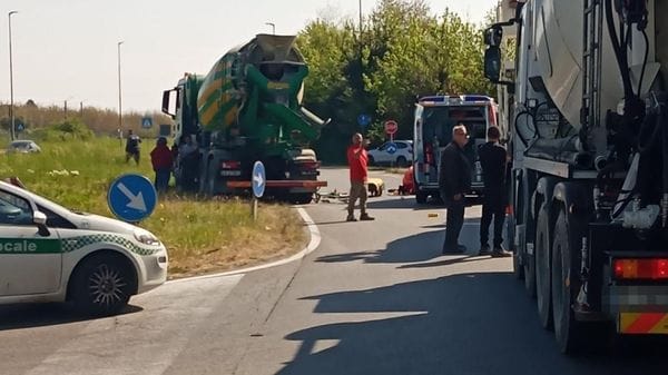 Ancora un incidente sulla provinciale. Ciclista travolto da betoniera, è grave 