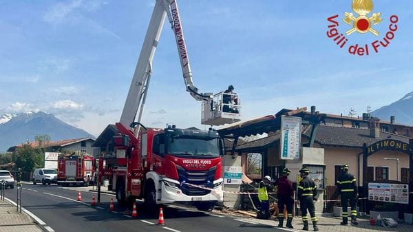 Camion urta la tettoia del campeggio, arrivano i vigili del fuoco