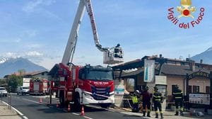 Camion urta la tettoia del campeggio, arrivano i vigili del fuoco